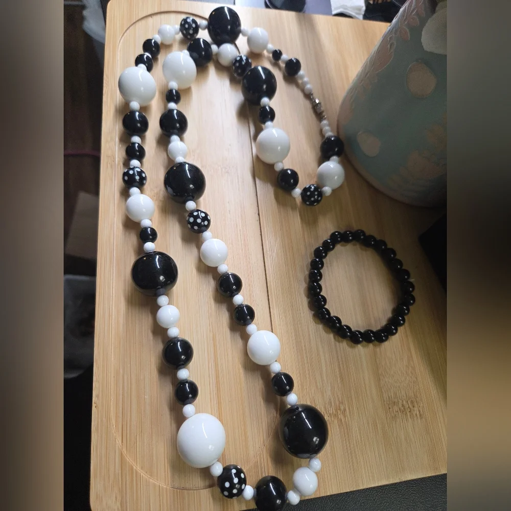 Black and White Beaded Jewelry Set - Picture 5 of 6